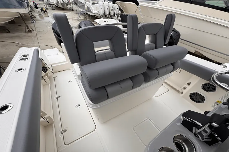 Slide: The Image of Boston Whaler 250 Outrage 2025 - 12