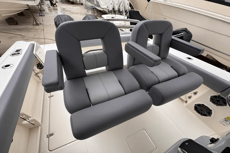 Slide: The Image of Boston Whaler 250 Outrage 2025 - 13