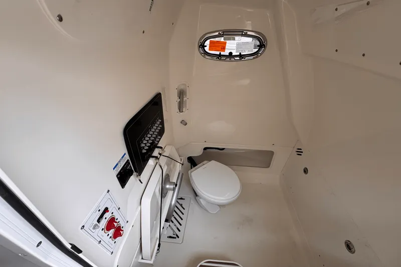 Slide: The Image of Boston Whaler 250 Outrage 2025 - 18