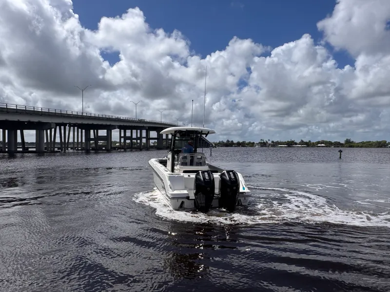 Slide: The Image of Boston Whaler 250 Outrage 2025 - 3