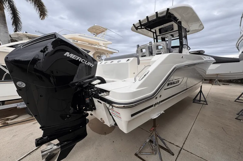 Slide: The Image of Boston Whaler 250 Outrage 2025 - 6