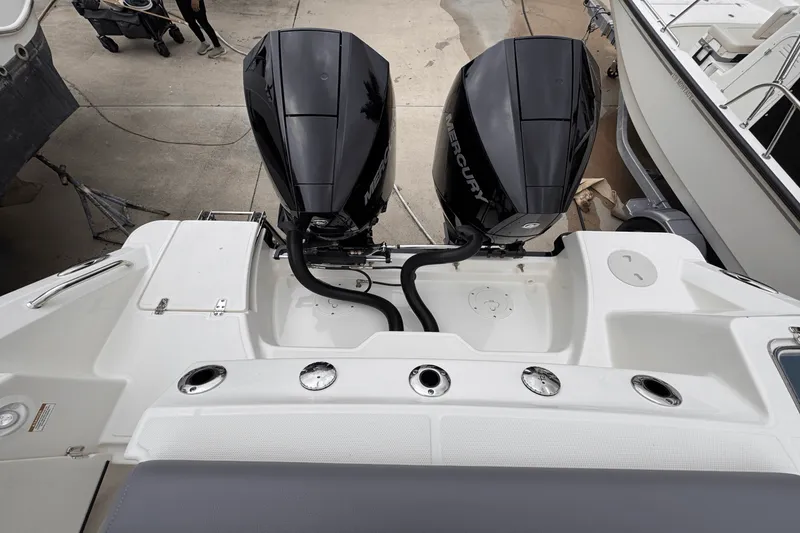 Slide: The Image of Boston Whaler 250 Outrage 2025 - 8