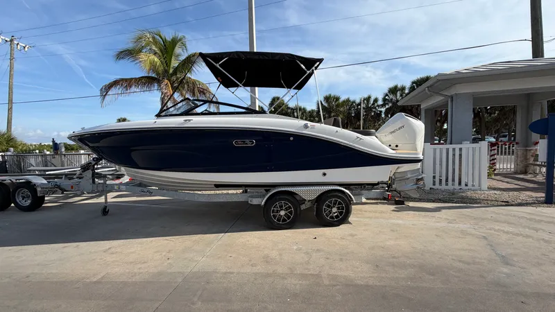 The Image of Sea Ray SPX 210 Outboard 2026 - 0