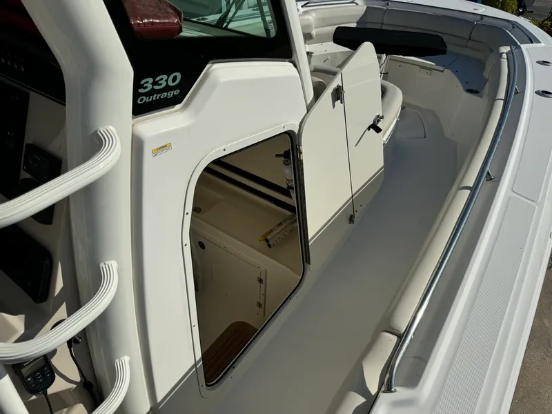 Slide: The Image of Boston Whaler 330 Outrage 2019 - 14