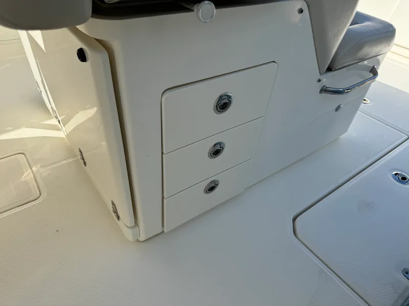 Slide: The Image of Boston Whaler 330 Outrage 2019 - 9