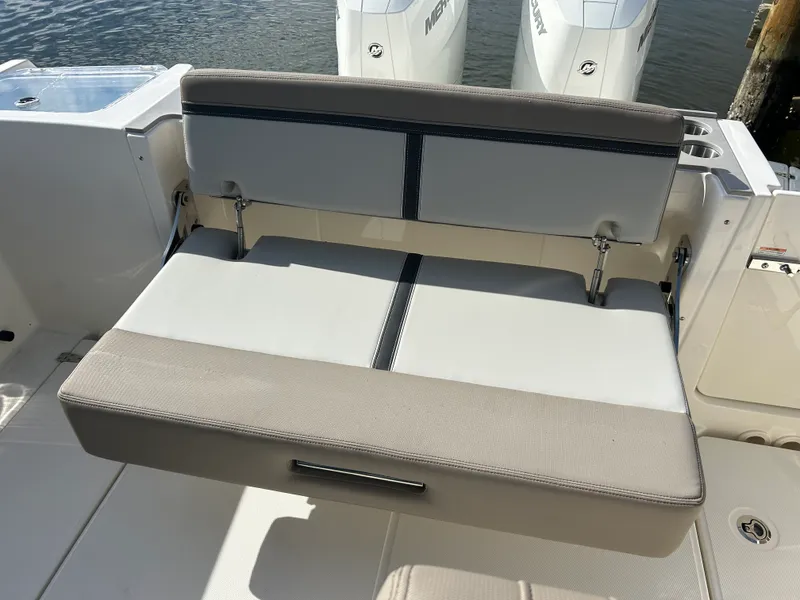 Slide: The Image of Boston Whaler 330 Vantage 2026 - 12