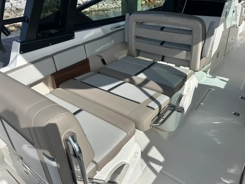 Slide: The Image of Boston Whaler 330 Vantage 2026 - 13