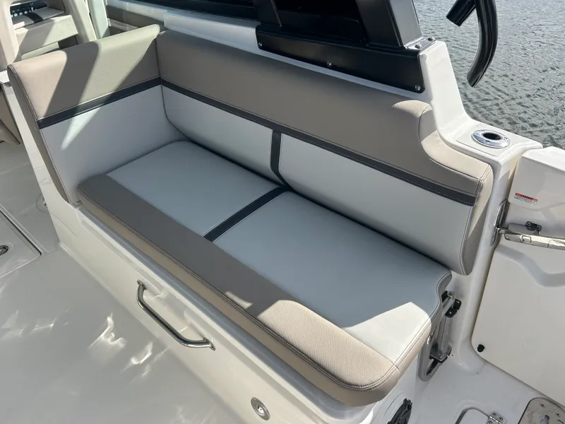 Slide: The Image of Boston Whaler 330 Vantage 2026 - 14