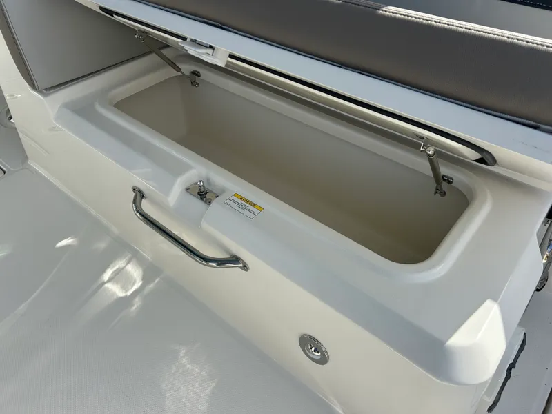 Slide: The Image of Boston Whaler 330 Vantage 2026 - 17