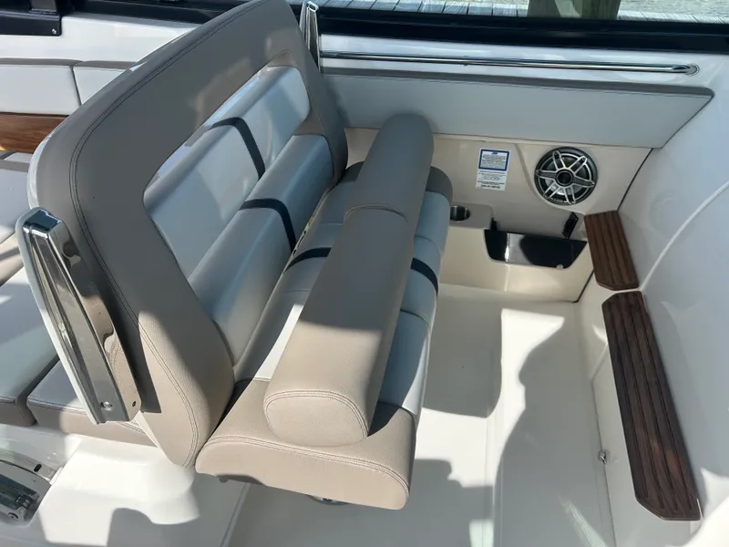 Slide: The Image of Boston Whaler 330 Vantage 2026 - 18