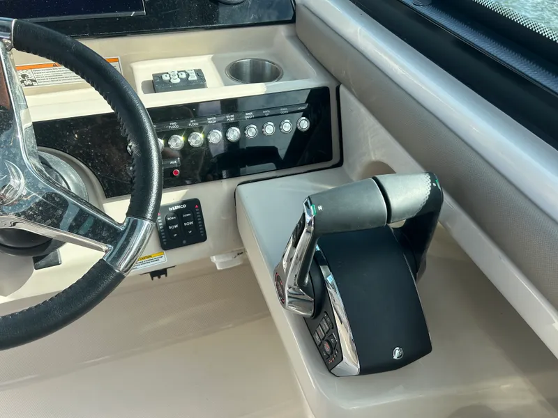 Slide: The Image of Boston Whaler 330 Vantage 2026 - 21