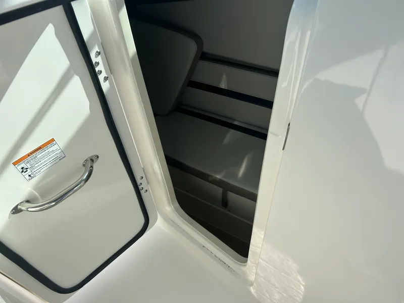 Slide: The Image of Boston Whaler 330 Vantage 2026 - 22