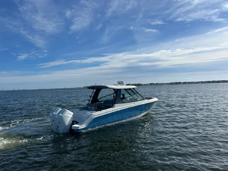 Slide: The Image of Boston Whaler 330 Vantage 2026 - 4