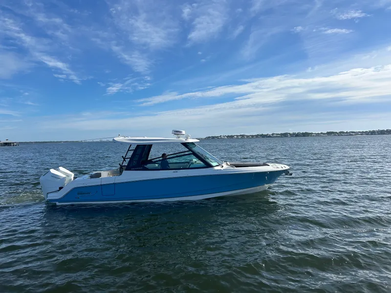 Slide: The Image of Boston Whaler 330 Vantage 2026 - 6