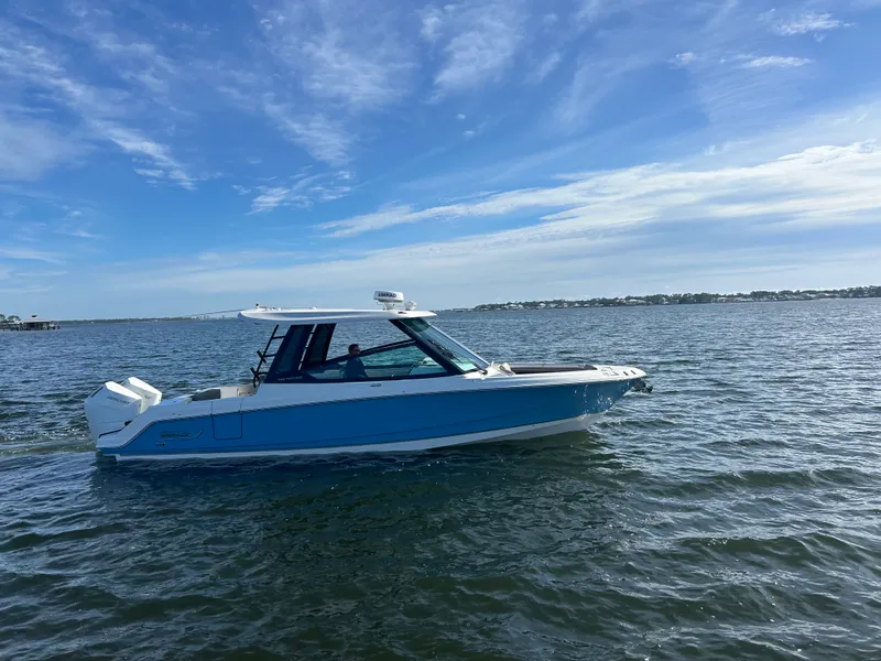 Slide: The Image of Boston Whaler 330 Vantage 2026 - 7