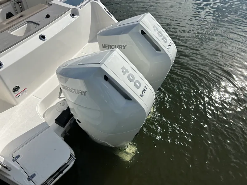 Slide: The Image of Boston Whaler 330 Vantage 2026 - 8