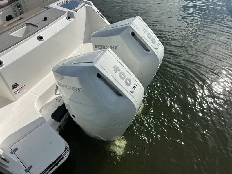 Slide: The Image of Boston Whaler 330 Vantage 2026 - 9
