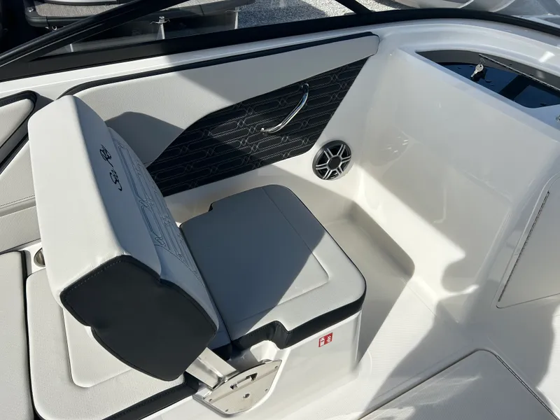 Slide: The Image of Sea Ray SPX 210 Outboard 2026 - 13