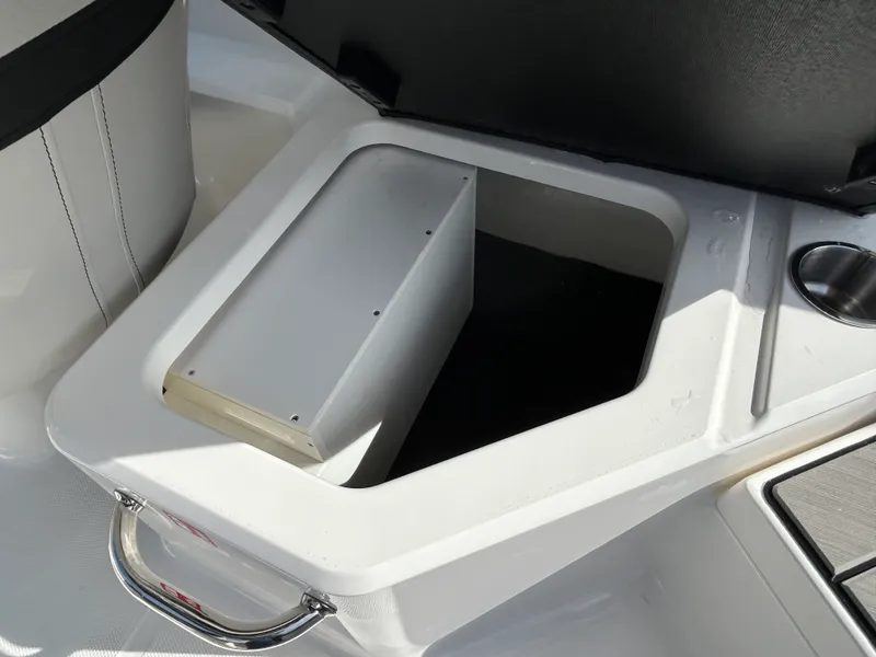 Slide: The Image of Sea Ray SPX 210 Outboard 2026 - 8