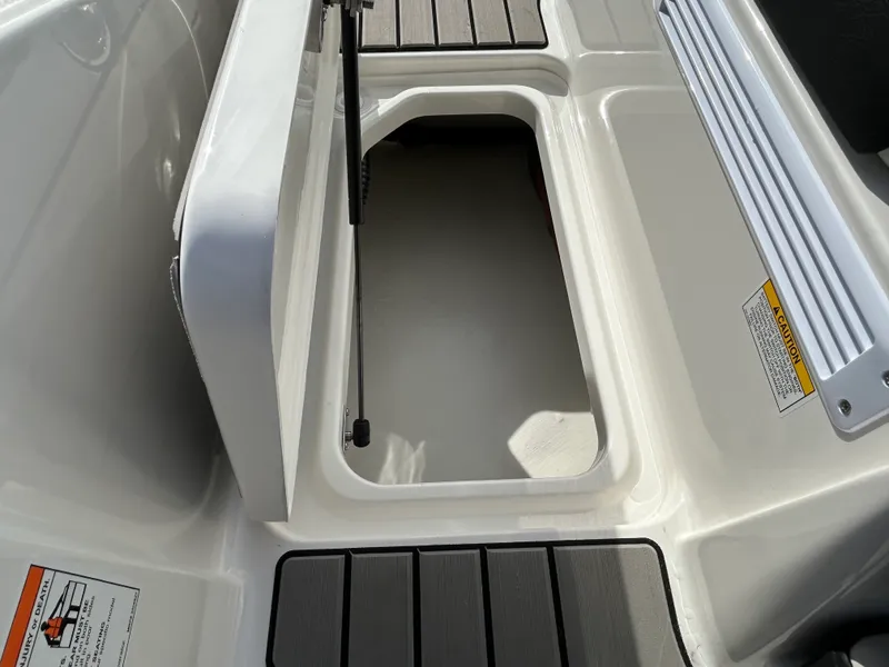 Slide: The Image of Sea Ray SPX 210 Outboard 2026 - 9