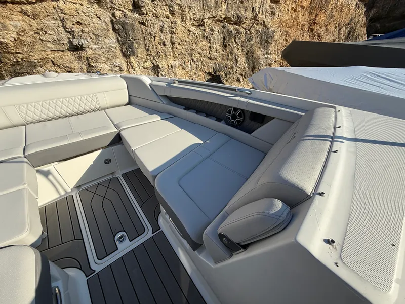 Slide: The Image of Sea Ray SLX 350 2026 - 45