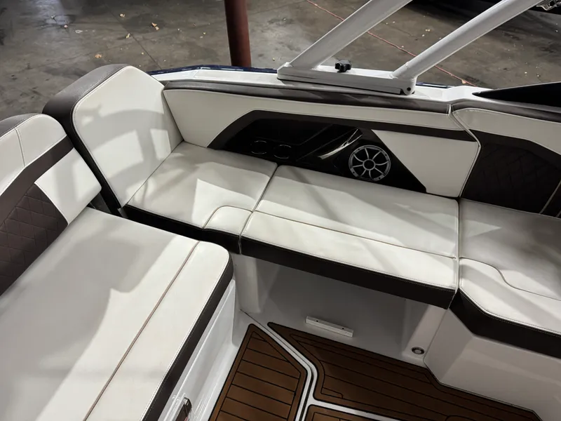 Slide: The Image of Monterey 258SS 2018 - 19