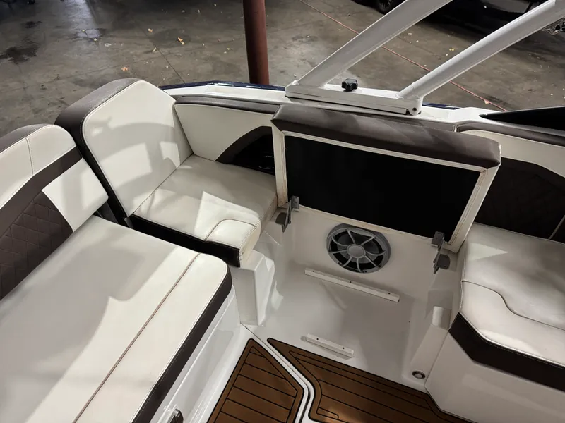 Slide: The Image of Monterey 258SS 2018 - 20