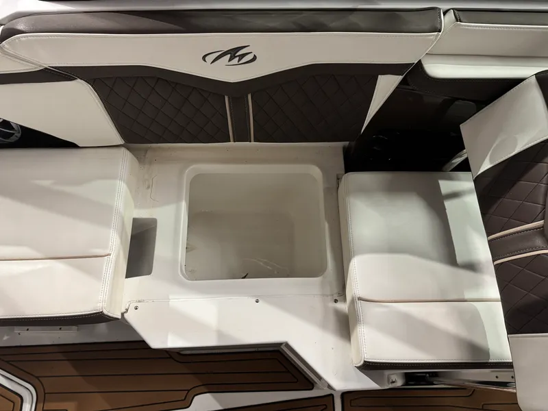 Slide: The Image of Monterey 258SS 2018 - 23