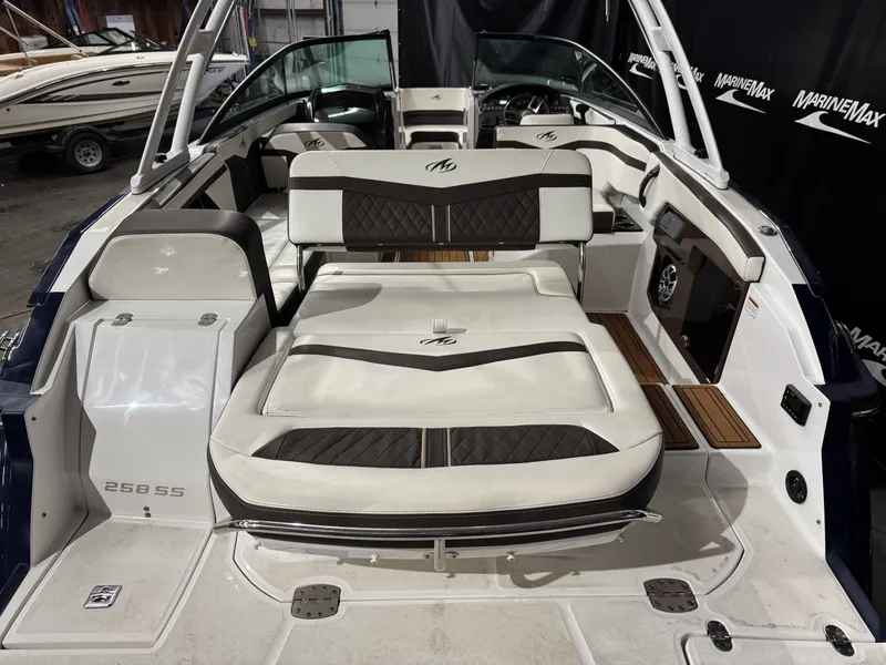 Slide: The Image of Monterey 258SS 2018 - 9