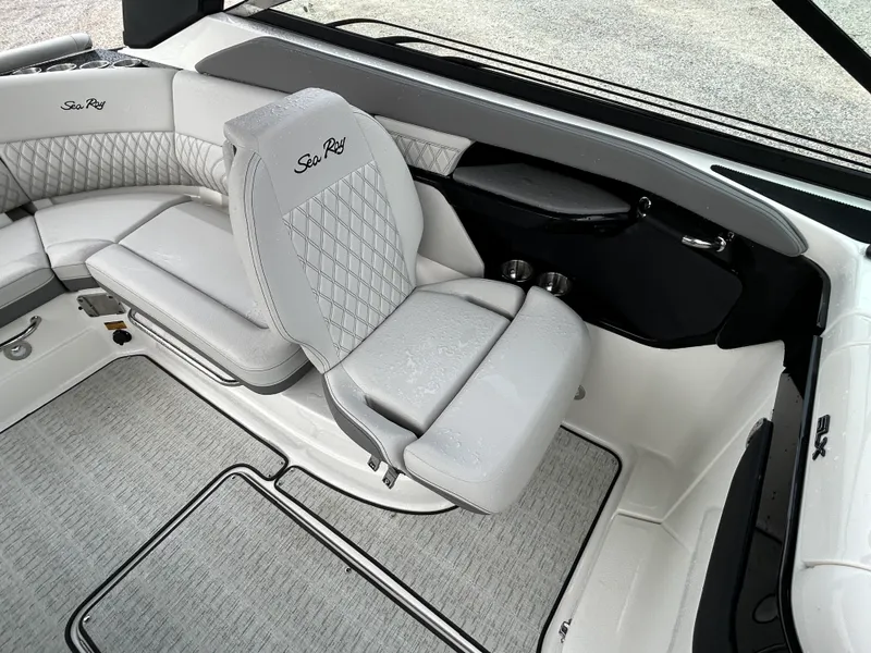 Slide: The Image of Sea Ray SLX 260 Outboard 2026 - 10