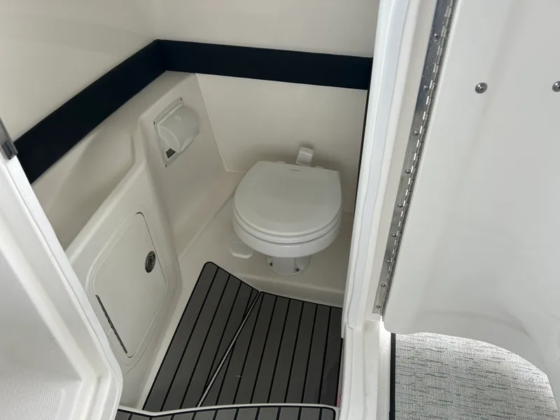 Slide: The Image of Sea Ray SLX 260 Outboard 2026 - 12