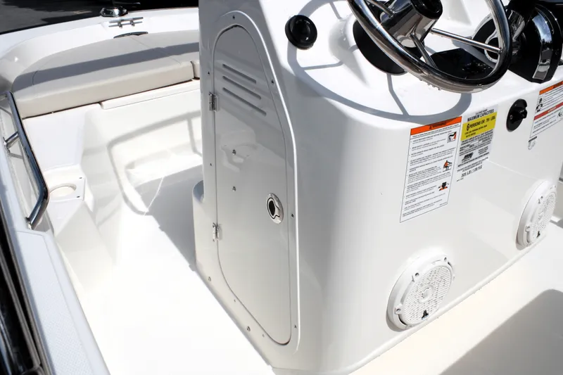 Slide: The Image of Boston Whaler 150 Montauk 2025 - 18