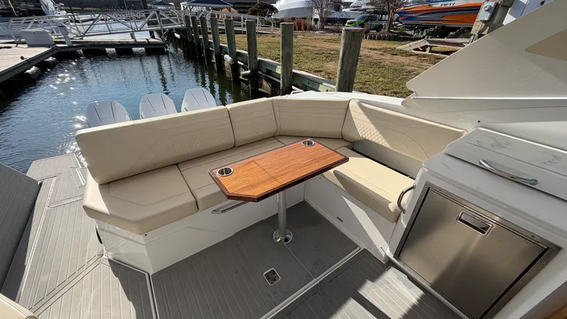 Slide: The Image of Cruisers 38 GLS Outboard 2025 - 20