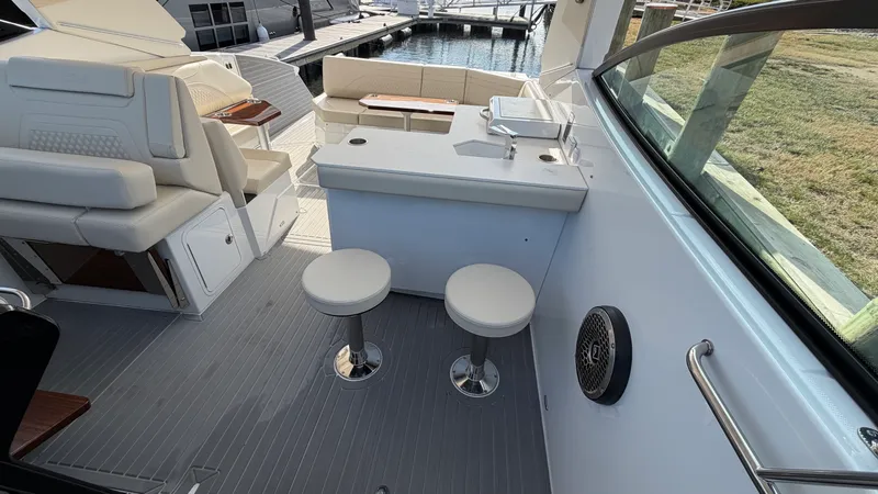 Slide: The Image of Cruisers 38 GLS Outboard 2025 - 37