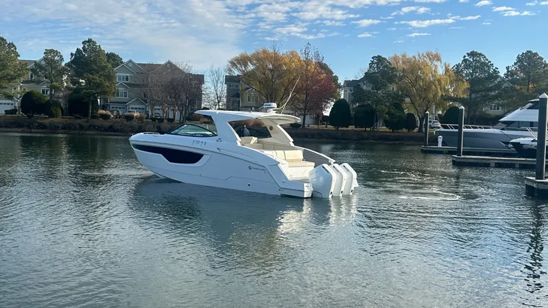 Slide: The Image of Cruisers 38 GLS Outboard 2025 - 4