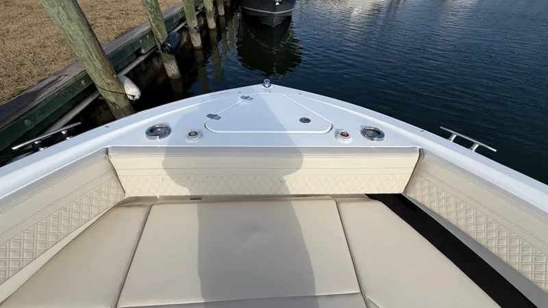 Slide: The Image of Cruisers 38 GLS Outboard 2025 - 41