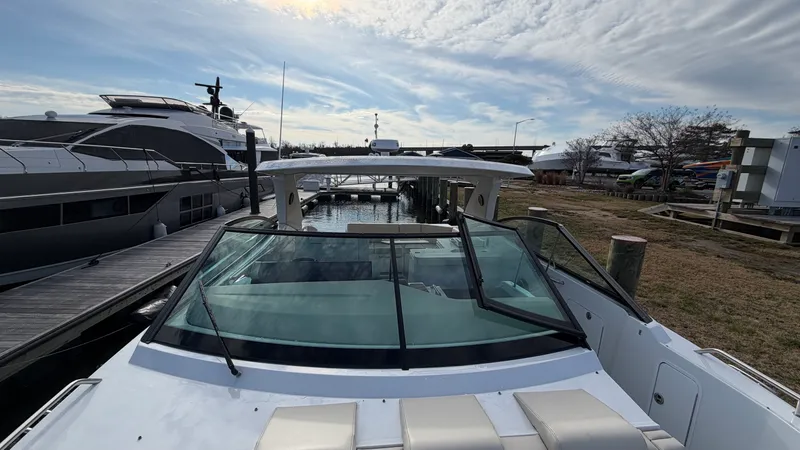 Slide: The Image of Cruisers 38 GLS Outboard 2025 - 44