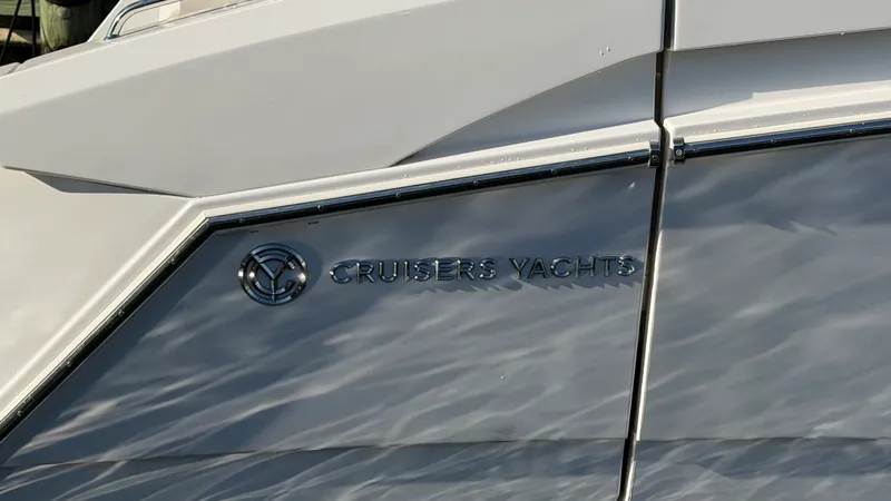 Slide: The Image of Cruisers 38 GLS Outboard 2025 - 58
