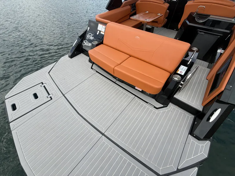 Slide: The Image of Cruisers Yachts 338 CX SB 2022 - 20