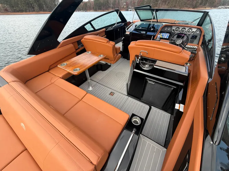 Slide: The Image of Cruisers Yachts 338 CX SB 2022 - 29