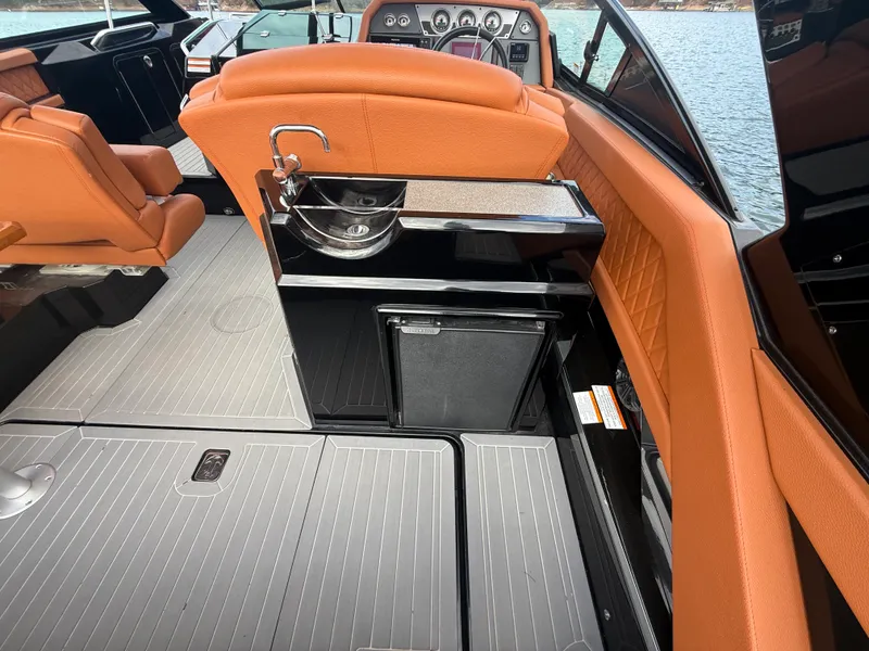 Slide: The Image of Cruisers Yachts 338 CX SB 2022 - 30