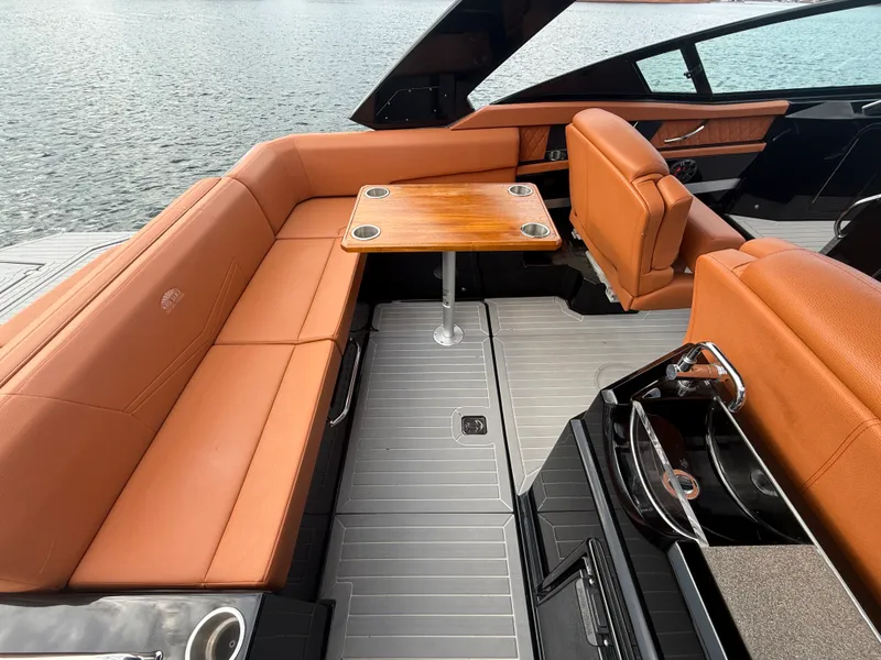 Slide: The Image of Cruisers Yachts 338 CX SB 2022 - 31