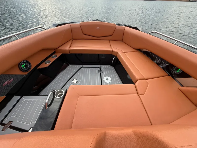 Slide: The Image of Cruisers Yachts 338 CX SB 2022 - 49