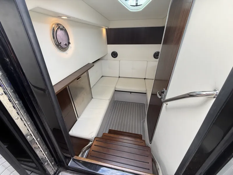 Slide: The Image of Cruisers Yachts 338 CX SB 2022 - 55