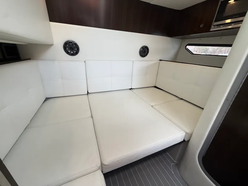 Slide: The Image of Cruisers Yachts 338 CX SB 2022 - 59