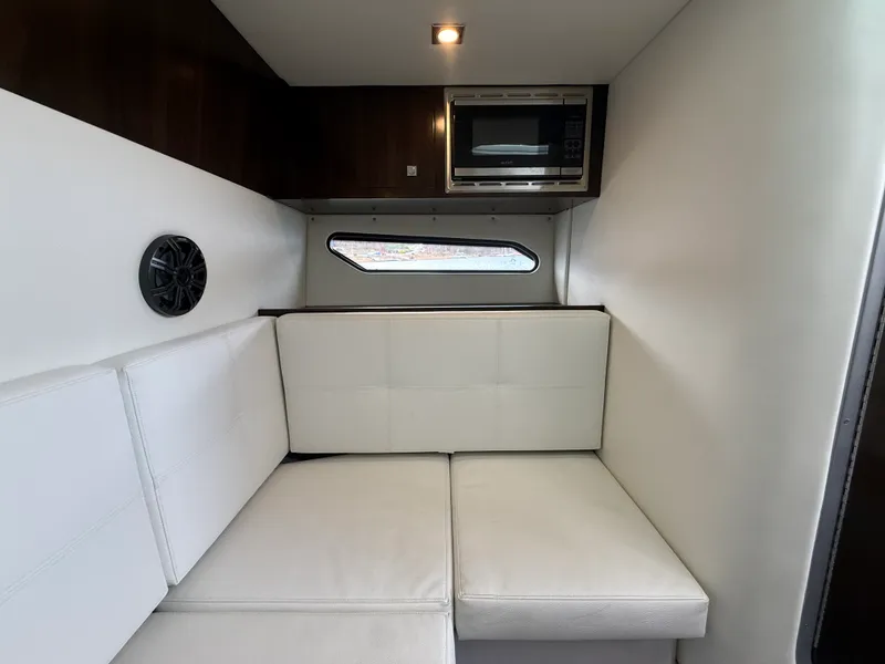 Slide: The Image of Cruisers Yachts 338 CX SB 2022 - 60