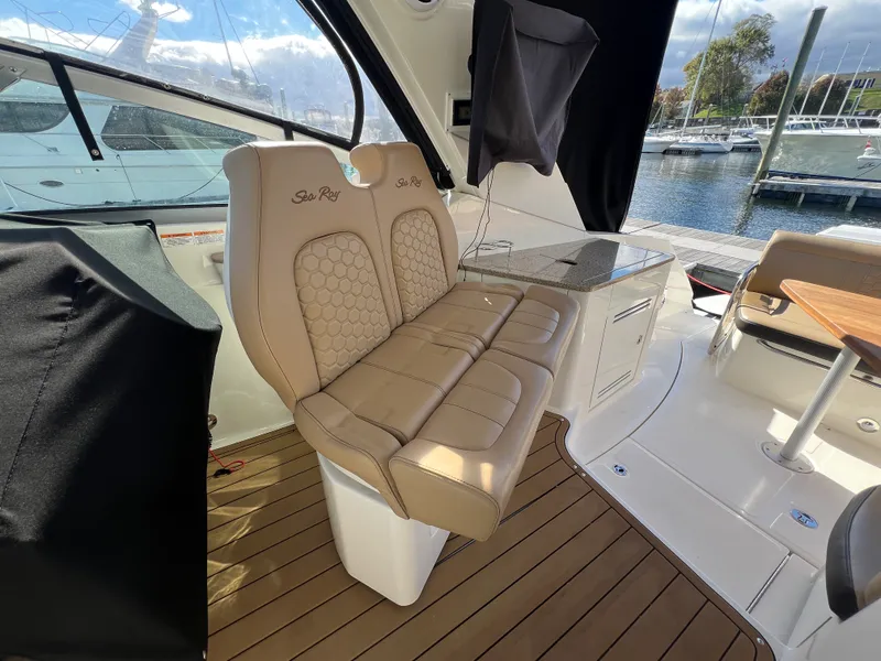Slide: The Image of Sea Ray 350 SUNDANCER 2018 - 24