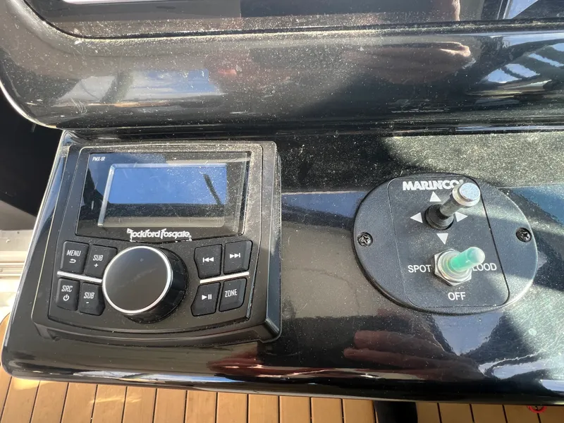 Slide: The Image of Sea Ray 350 SUNDANCER 2018 - 29