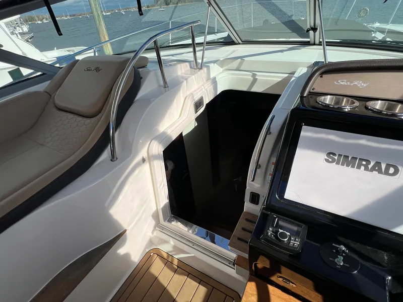 Slide: The Image of Sea Ray 350 SUNDANCER 2018 - 30