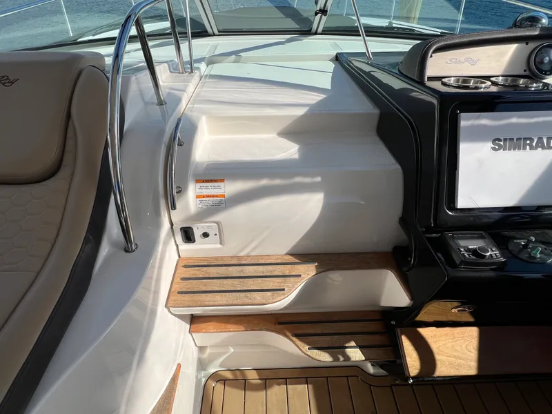 Slide: The Image of Sea Ray 350 SUNDANCER 2018 - 31